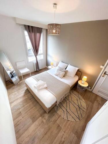 une chambre avec un grand lit et une grande fenêtre dans l'établissement L'Étoile • Spacieux • Stationnement facile, à Châteauroux