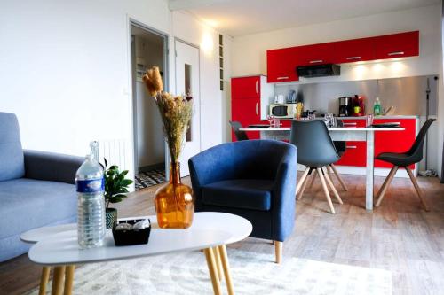 un salon avec un canapé et une table dans l'établissement L'Étoile • Spacieux • Stationnement facile, à Châteauroux