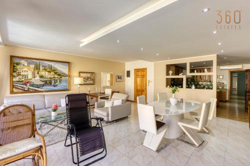 ein Wohnzimmer mit einem Tisch und Stühlen in der Unterkunft Beautiful, spacious 3BR home with beautiful views by 360 Estates in Vittoriosa