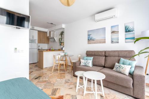 salon z kanapą i stołem w obiekcie OleHolidays 315 Romana Playa primera linea playa w Marbelli