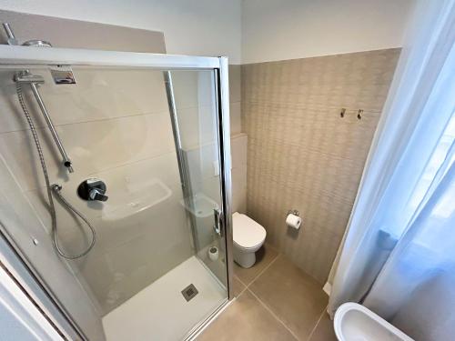 een badkamer met een douche en een toilet bij Lodge 99 in Pescara