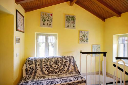 een slaapkamer met een bed met een deken erop bij Villa nel Borgo in Borgomaro