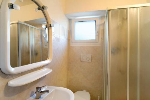een badkamer met een wastafel en een douche bij Villa nel Borgo in Borgomaro