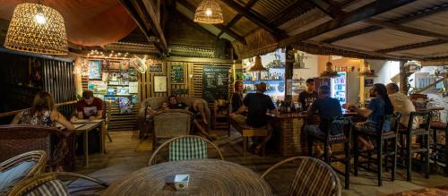 un grupo de personas sentadas en mesas en un restaurante en Kampot Cabana, en Kampot