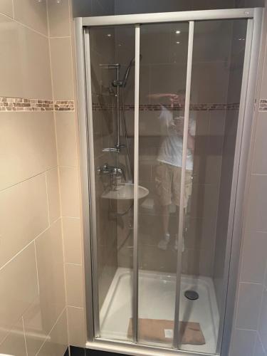 una persona tomando una foto de una ducha en un baño en Hotel Klement, en Zehdenick