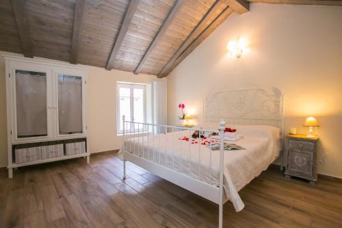 プレージオにあるPlesio Rustico Panoramicaの木製の天井が特徴のベッドルーム1室(ベッド1台付)