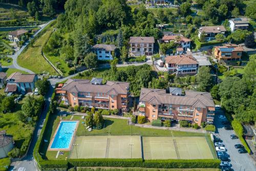 eine Luftansicht eines Hauses mit Tennisplatz in der Unterkunft Carlazzo Sant' Agata Apt. 01 in Carlazzo