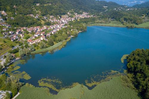 Luftblick auf einen See in einer Stadt in der Unterkunft Carlazzo Sant' Agata Apt. 01 in Carlazzo