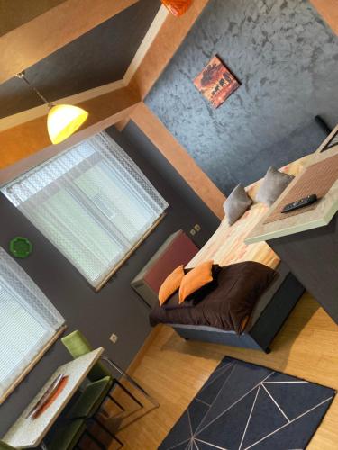 an overhead view of a bedroom with a bed and two windows at Apartman Aischa in Nova Varoš