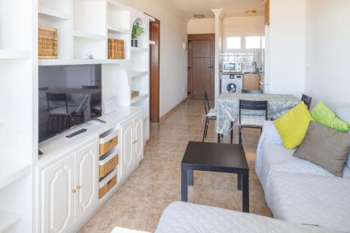 een woonkamer met een bank en een tafel bij Lightbooking El Burrero in Ingenio