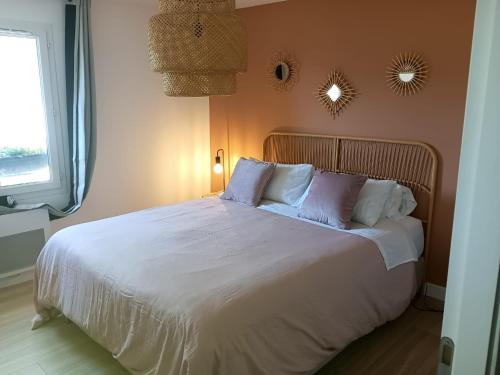 - une chambre avec un lit blanc et 2 miroirs sur le mur dans l'établissement Mas de Brun Confort, à Puget-Ville