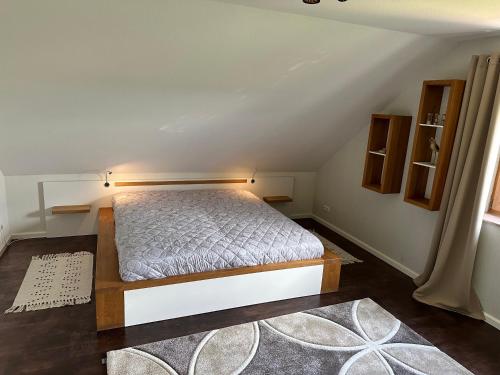 Dormitorio pequeño con cama en el ático en Haus Olga en Blankenheim