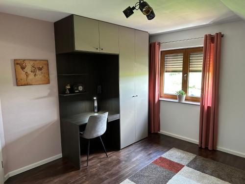cocina con escritorio y silla en una habitación en Haus Olga en Blankenheim