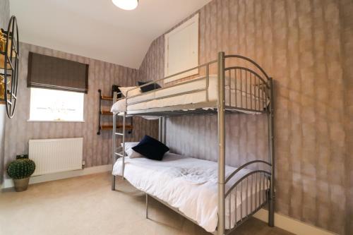 Poschodová posteľ alebo postele v izbe v ubytovaní Northumberland Luxury Stays - The Chivits