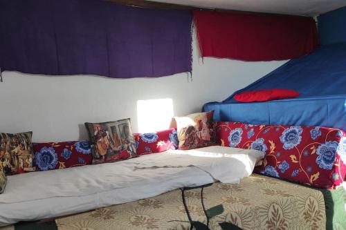 Postel nebo postele na pokoji v ubytování Dede Sebo Çay Bahçesi + Camping