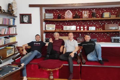 un grupo de hombres sentados en un sofá en Dede Sebo Çay Bahçesi + Camping en Doğubayazıt