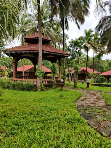 - un pavillon dans un parc planté de palmiers dans l'établissement Green World Resort, 