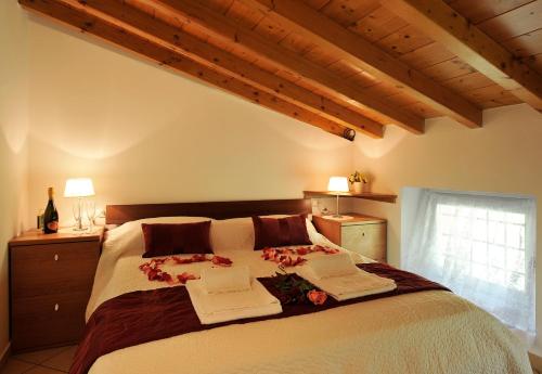 CarlazzoにあるVilla Isella - Mansardaのベッドルーム1室(花の咲く大型ベッド1台付)