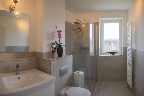 Urlaubsfeeling-in-der-Captains-Suite-App-18 tesisinde bir banyo