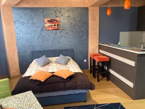 Un dormitorio con una cama con una almohada naranja y una barra en Apartman Aischa en Nova Varoš