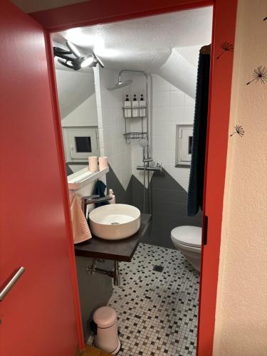 uma casa de banho com um lavatório e um WC em Sirogn House em Gordola