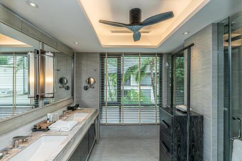 baño con 2 lavabos y ventilador de techo en Layana Resort & Spa - Adult Only - SHA Extra Plus en Ko Lanta