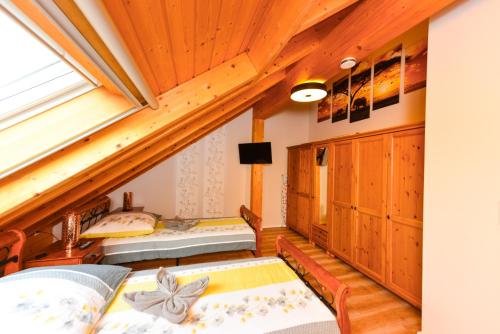 um quarto com três camas e uma janela em Ferienwohnung im Erzgebirge em WeiÃŸbach