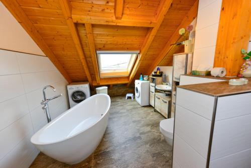 uma grande casa de banho com banheira e WC em Ferienwohnung im Erzgebirge em WeiÃŸbach