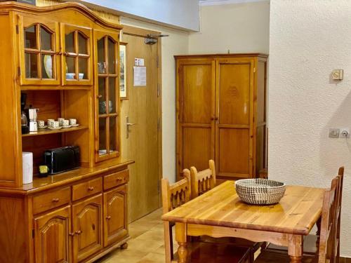 comedor con mesa y armario de madera en AC Apartaments Vall d'Incles, en Incles