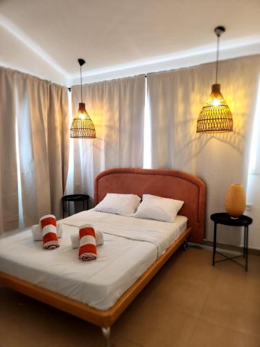 sypialnia z łóżkiem z 2 poduszkami paskowymi w obiekcie לוויס פלייס levis place 52 w Ejlat