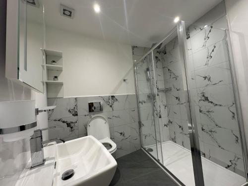 y baño con aseo, lavabo y ducha. en Apartment In Luton Town Centre en Luton