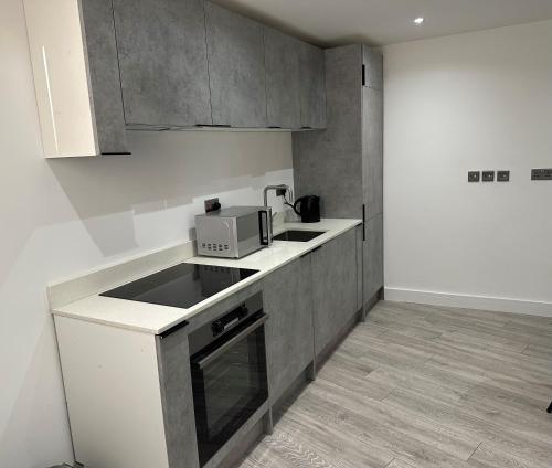 a kitchen with a microwave and a counter top at Apartment In Luton Town Centre in Luton