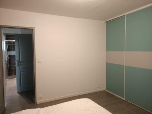 una stanza con pareti bianche e una porta di vetro di MAISON DU BONHEUR a Lesparre-Médoc