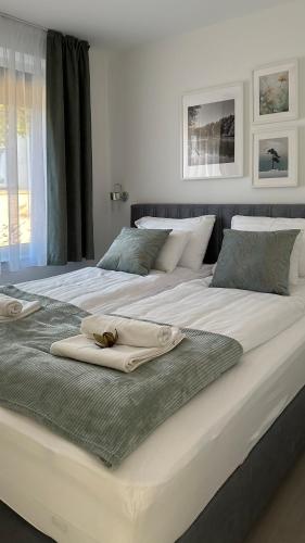 two beds sitting next to each other in a bedroom at Linden Apartman 001 - Adults Only in Mosonmagyaróvár