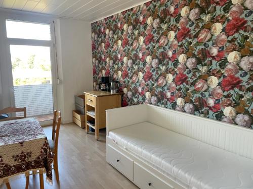 een woonkamer met bloemenbehang aan de muur bij 2Schlafzimmer, Wohnküche&Balkon in Oberhausen
