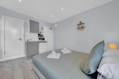 Captivating 1-Bed Studio in West Drayton – Photos 5
