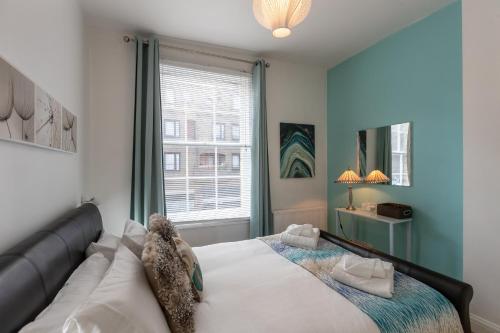 1 dormitorio con cama y ventana en Experience Vibrant Covent Garden - The Wanderlust by SmartStays en Londres