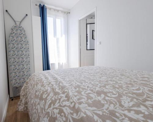 オルリーにあるAppartement 450 m gare RER Cの窓付きの白い部屋の白いベッド