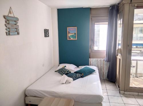 deux lits dans une chambre avec une fenêtre dans l'établissement Résidence Graziella Studio 309, à Juan-les-Pins