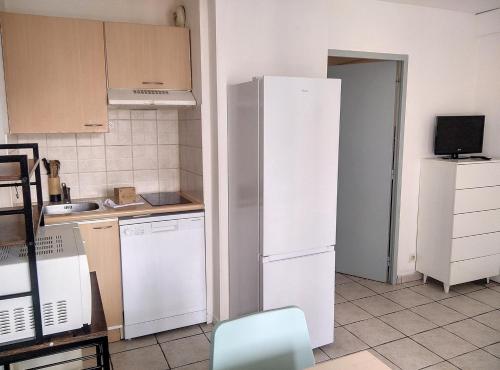 une cuisine avec un réfrigérateur blanc dans une pièce dans l'établissement Résidence Graziella Studio 309, à Juan-les-Pins