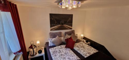 1 dormitorio con 1 cama y una pintura en la pared en Am alten Deich en Sande