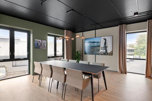 a dining room with a table and chairs at Hotell Jæren in Bryne