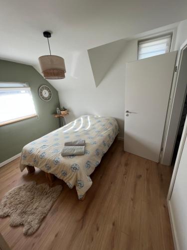 Habitación pequeña con cama y ventana en Charming house on the Luxembourg border, en Messancy