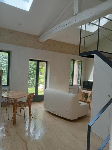 - un salon avec un canapé blanc et une table dans l'établissement Maison en pierre restaurée avec jardin, à Auch