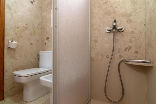 een badkamer met een toilet en een douche bij Apartamentos Montemayor in Playa del Inglés