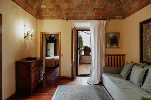 een woonkamer met een bank en een slaapkamer bij La Magnolia in Orvieto