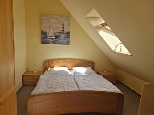 - une chambre avec un lit et un voilier dans l'établissement Seeräuber, à Schönberger Strand