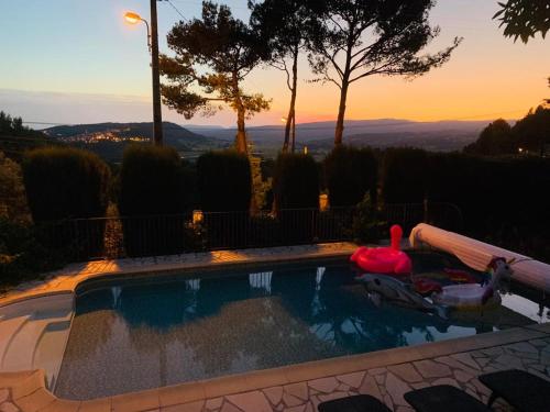 - une piscine avec un flamant au coucher du soleil dans l'établissement Dependance neuve entre mer et nature, climatisée avec vue, au Castellet