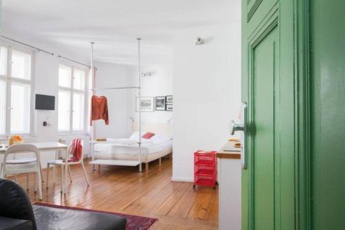 a living room with a green door and a dining room at Studios ElPilar Friedrichshain in Berlin