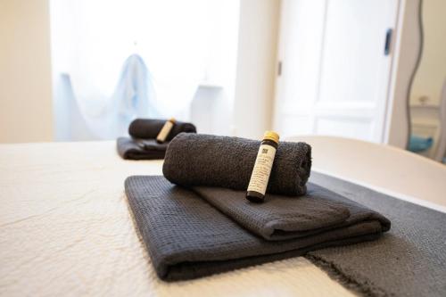 un paio di asciugamani seduti sul pavimento in una stanza di Appartamento La Corte del Pozzo a Vallio Terme